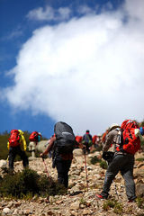 组图：陈坤行走团队遭遇冰雹 董洁膝伤被迫下撤