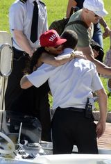 组图：蕾哈娜黑裙现身意大利欢乐坐游艇