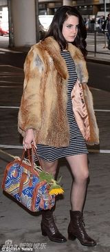 组图：打雷姐华丽皮草亮相 长发妩媚眼线撩人