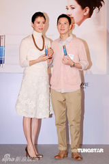 幻灯图：袁咏仪做活动着装典雅 曝张家辉在家没地位