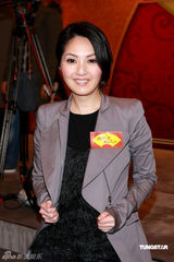 幻灯图：《纪晓岚》香港宣传 杨千嬅为张国立泡茶