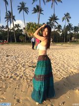 组图：柳岩藏胸秀小蛮腰 低头妩媚扮女神