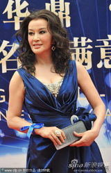 组图：刘晓庆深V长裙性感亮相华鼎奖红毯