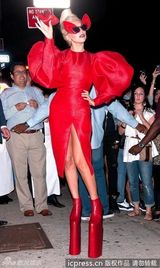 组图：Gaga《名利场》大片再蹬“恨天高”尴尬摔倒 