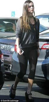 组图：梅根-福克斯踩恨天高外出 产后两月急速瘦身