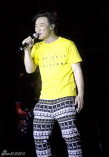 幻灯组图：陈奕迅上海连唱3晚 不以造型为卖点 