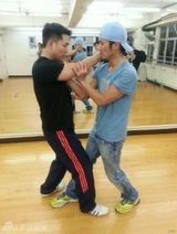 组图：谢霆锋醉心武术苦练咏春秀肌肉