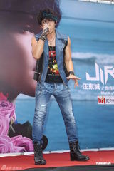 组图：汪东城摇滚风会歌迷 否认与炎亚纶有心结