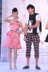 高清：《美女老板》七夕热映   何润东景甜甜蜜连拍