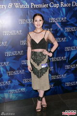 组图：杨千嬅透视装亮相自嘲平胸没看头