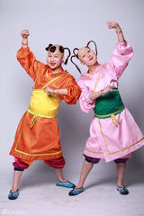 组图：谢娜变小主何炅演太监 大张伟扮年画娃娃