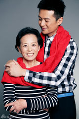 组图：朱雨辰携母亲出镜 圣诞大片尽显温暖