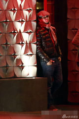 组图：莱昂纳多现身夜店喝高 东倒西歪靠墙站