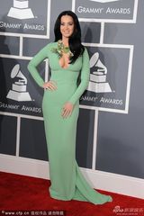 组图：凯蒂-佩里绿裙亮相红毯秀双峰深沟
