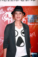 幻灯图：阿娇“艳照”后首做女主角 与陈伟霆鸳鸯浴戏