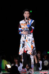 组图：严爵个唱秀舞技 打死不肯脱衣露腹肌