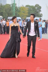 幻灯图集：邓超孙俪亲密亮相 手牵手恩爱走红毯