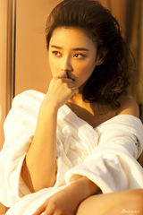 组图：袁姗姗性感出浴写真 小秀香肩美腿