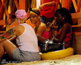 幻灯图集：蕾哈娜巴巴多斯度假 呼朋唤友大秀身材