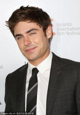 组图：《帕克兰医院》发布会 埃夫隆电眼迷人