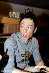 幻灯图：黄贯中香港开心唱摇滚 女友朱茵到场支持