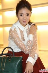 组图：安以轩斑点透明装亮相 红色长裤优雅干练