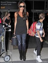 组图：贝嫂返家显疲惫 大儿子替母照顾小七