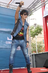 组图：汪东城摇滚风会歌迷 否认与炎亚纶有心结