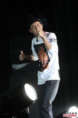 组图：陈冠希上海火热开唱 衣着随意嘻哈范儿