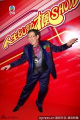 组图：胡枫提前庆祝80大寿 现场跳舞如老顽童