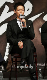 幻灯图：权相佑(权相宇)等出席新片《到炮火中去》发布会 