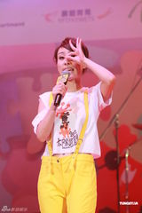 组图：李克勤郑欣宜开唱 鼓励年青人追梦