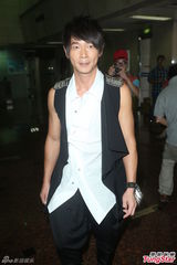 组图：黄品源婚变后首现身 激动落男儿泪