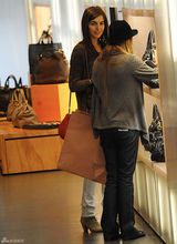 高清组图：卡米拉-贝尔街拍LOOK宽松毛衣搭白裤