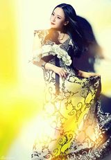 组图：孙宁登杂志封面显华贵 花为媒展女性柔美