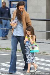 组图：凯蒂带女儿出门 苏瑞碎花裙飘逸星味十足