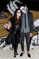 组图：希尔顿变装扑克女佣 阿诺长子扮亚里士多德