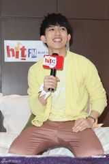 组图：林宥嘉出席活动左拥右抱 提绯闻女友尴尬