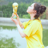 幻灯图：芙蓉姐姐穿巴西队服 捧大力神杯拍写真