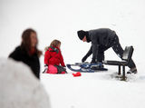高清图：裘德-洛携三子度假 带爱女乘雪橇场面温馨