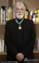 幻灯图集：导演汉内克获文化勋章 比诺什献拥抱