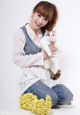 高清图：柳岩居家写真与猫共舞 想当家庭主妇游世界