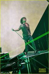 组图：布鲁诺马斯跪地嘶吼 舞台华丽喷火