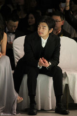 组图：陈柏霖亮相上海时装周 英伦绅士造型抢镜