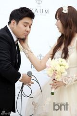 组图：韩星金智友嫁明星大厨RaymonKim幸福甜蜜