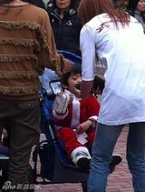 组图：Lucas圣诞装扮童趣大发 现身迪斯尼乐园 