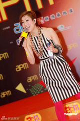 幻灯图：郑秀文大尺度秀美背 盼虎年得爱情滋润