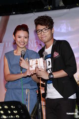 组图：谭咏麟助阵新人陈嘉嘉新专辑迷你音乐会