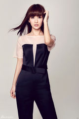 组图：李晟气质写真 裤装出镜干练时尚