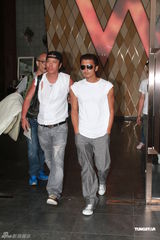 高清组图：谢霆锋香港拍广告 不回应婚变话题